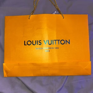 Lv scarf och mössa svart - Helt nya men lite trasig låda skriv om ni vill ha mer bilder