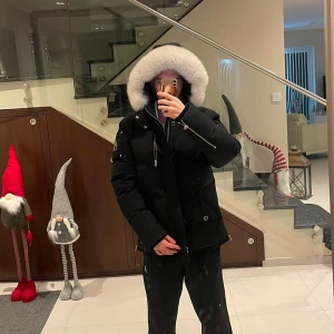  Moose Knuckles 3Q jacket - Säljer min Moose Knuckles med vit pälskantad huva. Kvitto finns vid begäran och pris kan diskuteras vid snabbt köp.