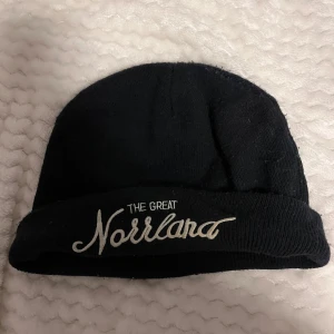 Norrlands Mössa - Marinblå Norrlands mössa i mycket bra pris. Perfekt för att hålla värmen under kyliga dagar. Enkel och stilren design som passar till det mesta.
