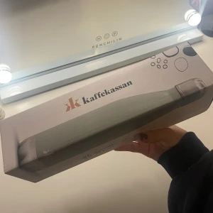 Kaffekassan termosflaska - Snygg och praktisk termosflaska från Kaffekassan som rymmer 500 ml. Perfekt för att hålla drycker kalla i 24 timmar eller varma i 12 timmar. Aldrig använd! Ordinarie priset va 200kr 