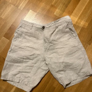 Beige linne shorts - Beige linne shorts från Kappahl som är för stora och inte används. Storlek 36 och är som nya i skick.