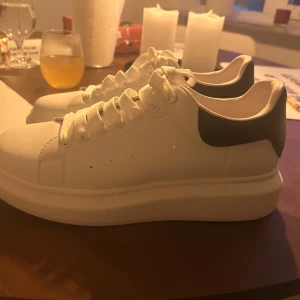 Alexander McQueen skor  - Säljer ett par Alexander mcqueen skor använd 2 gånger var lite för små köpt för 5 500 kr hör av dig om du har mer frågor. Kan gå ner i pris vid snabb affär 