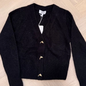 Svart kofta - & Other Stories 🖤 - Supersöt kofta från & Other Stories. Helt oanvänd, prislappen sitter kvar. 🖤✨⚡️