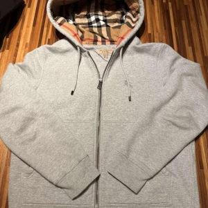 Burrbery zip - Säljer nu min jätte fina burrbery zip pga att jag vill köpa ngt annat, tröjan är i jätte fint skick och riktigt snygg dm för mer info tar gärna emot byten