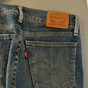 Levi's jeans 710  - Snygga Levi's 710 Super Skinny jeans i en klassisk blå färg. De har en lite blå fläck vid dragkedjan som man bara ser om man kollar väldigt noga (de sista bilden)