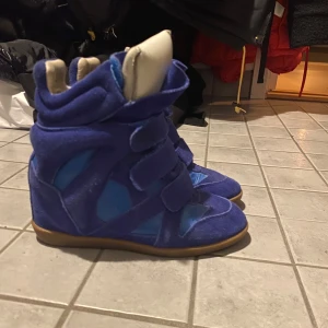 Isabel marant skor  - Säljer mina nästan helt nya isabel marant skor i en fin blå färg🤗de är i storlek 37 men passar även mig som har 38💕 hör gärna av mer för mer frågor eller bilder🤩