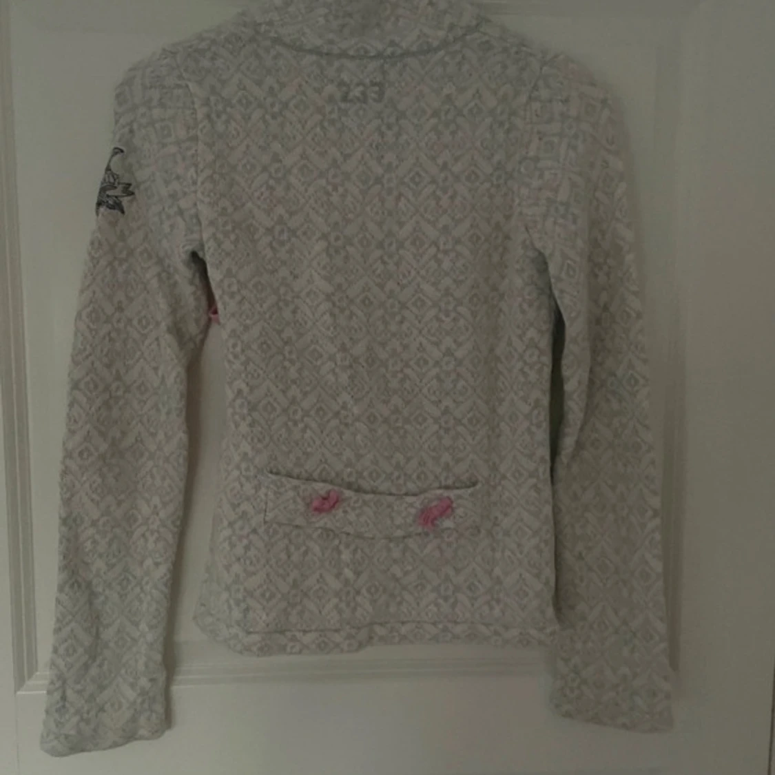 Grå mönstrad kofta med rosa detaljer - 1