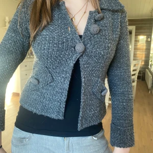 Grå stickad kofta  - Säljer denna snygga gråa kofta. Tryck gärna på köp nu ❤️