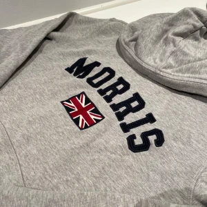 Morris hoodie - Säljer en fet morris hoodie som sitter slim fit och är i xs mycket bra kvalitet.