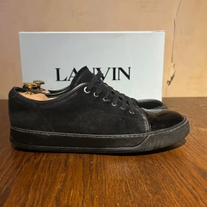 Lanvin Skor - Hej! Säljer mina Lanvin skor i UK 8 som passar EU 43 alldeles utmärkt. Box medföljer. Släng iväg ett meddelande vid frågor.
