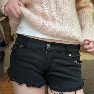 Svarta jeansshorts - Low waist jeanshorts, står ingen storlek men skulle säga att de är s/xs💕💕