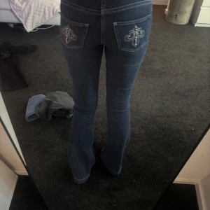 Jeans  - Snygga jeans som är helt oanvända ❤️ tyvärr är de lite för små för mig. Innerbendslängd: 80cm                   midjemått: 33cm