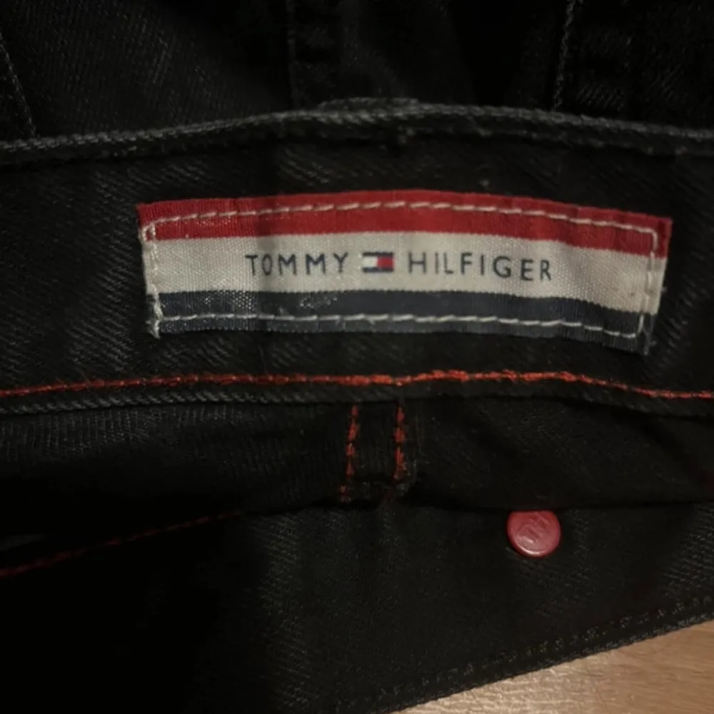 Snygga svarta jeans från Tommy Hilfiger med en klassisk straight passform. Perfekta för en stilren look. De har en enkel design med knapp och dragkedja framtill. 💓Egentligen medium rise, men går att använda som lowrise!!. Farkut & Housut.