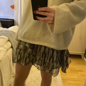 Volang kjol - Sofie Schnoor - Snygg mönstrad volang kjol från Sofie Schnoor. Ny pris är 1395 kr + köpt här ifrån plick💕. (Bilderna är från förra ägaren)