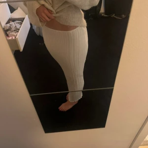 Vit drömmig lång kjol - Säljer denna super fina långa vita kjolen från synds (samma som Alva Blomdahl så kolla TikTok för fler videos och bilder🤍) den är lågmidjad och perfekt kjol på sommar kvällar🤍