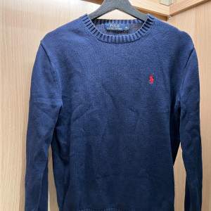 Tja! Säljer denna riktigt feta sweatshirten från Polo Ralph Lauren!💯 Den är i bra skick! Passar dig runt 170! Nypris ligger runt 1500💸✅ Skriv till mig vid andra funderingar! Priset går att diskutera!🤗         //Alve
