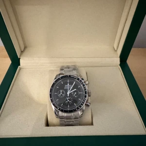 Seiko Speedmaster - Snygg och stilren klocka från Seiko med svart urtavla och silverfärgad länkarmband. Klockan har flera funktioner och en klassisk design som passar perfekt för den stilmedvetne. Levereras i en elegant grön ask.