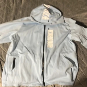 Ljusblå hoodie från Hoodrich - Koftan finns 2 st av både S och XL, koftan har bara används ett få par gånger S storleken är aldrig använd XL är använd kanske 3 gånger. Priset kan jag lösa lite billigare med trevliga kunder, jag köpte in koftorna för 1050 kr st splitter nya. Koftorna är år 2024 sommar modell. Väldigt fräsch utseende gatu stil passar perfekt till både svarta blåa och gråa jeans, passar allt.