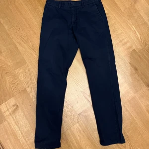 Tommy Hilfiger Chinos - Snygga mörkblå chinos från Tommy Hilfiger i modellen Bleecker Chino med slim fit🇺🇸🔥