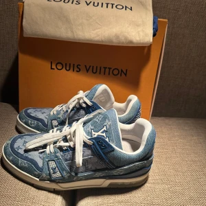  Louis Vuitton trainers - Snygga blå sneakers från Louis Vuitton med vit snörning och märkets ikoniska mönster. Skorna har en bekväm sula och är perfekta för en stilren look. De är tillverkade i ett denimliknande material som ger en unik touch. Har myycket fler bilder, skriv till mig!😄