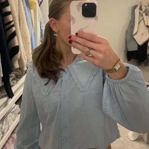 Tjusig blus💙 - Urgullig blus från Gina Young  som jag tyvärr växt ur och aldrig hann använda. Den sitter bekvämt och har en jättefin volang runt kragen. Kommer passa jättebra till i sommar eller då du behöver piffa upp outfiten! 🌸🌴☀️kp vid nån fundering!