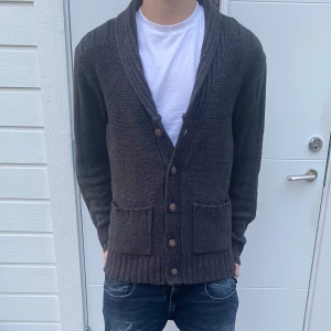 Stickad cardigan - En sjukt fet stickad cardigan med unika armbågs lappar | Skick: 9/10✅ | Modellen är 184 | Hör av er vid funderingar!