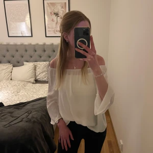 Blus - En blus från BikBok i storlek S🤍det går att använda den som en vanlig blus, och även som off-shoulder🤍den är tunn och genomskinlig, använder linne under.