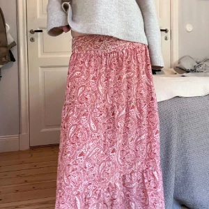 Zara långkjol  - Säljer den här långkjolen från zara pågrund av att den inte kommer till användning ❤️