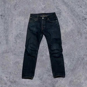 Nudie Jeans - Riktigt feta Nudie Jeans i strl W32/L30 👖Använda en del, men sömmarna sitter fortfarande bra 💯Sitter relaxed om du är mellan 170-175 🍾Pris kan diskuteras ‼️