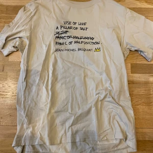 T shirt - Säljer en enkel t shirt som jag inte använder längre🤑🔥 bra skick och inga defekter. Skriv om du har frågor🙏 pris kan diskuteras