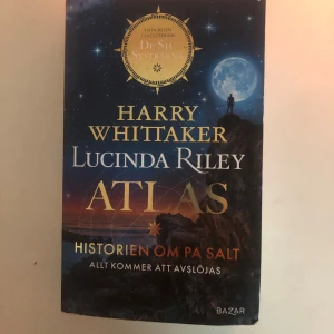 Atlas: Historien om Pa Salt - Sista delen i succéserien 'De sju systrarna' av Harry Whittaker och Lucinda Riley. Boken har en stämningsfull omslagsbild med en stjärnklar himmel och en silhuett av en person på en klippa. Perfekt för dig som älskar spännande och avslöjande berättelser.