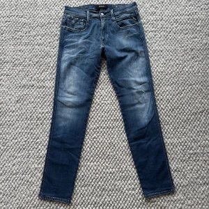 REPLAY ANBASS HYPERFLEX JEANS - Replay anbass hyperflex jeans - Slim fit passform - Storlek W30/L32 - Nypris runt 1800kr -  Deluxecloset