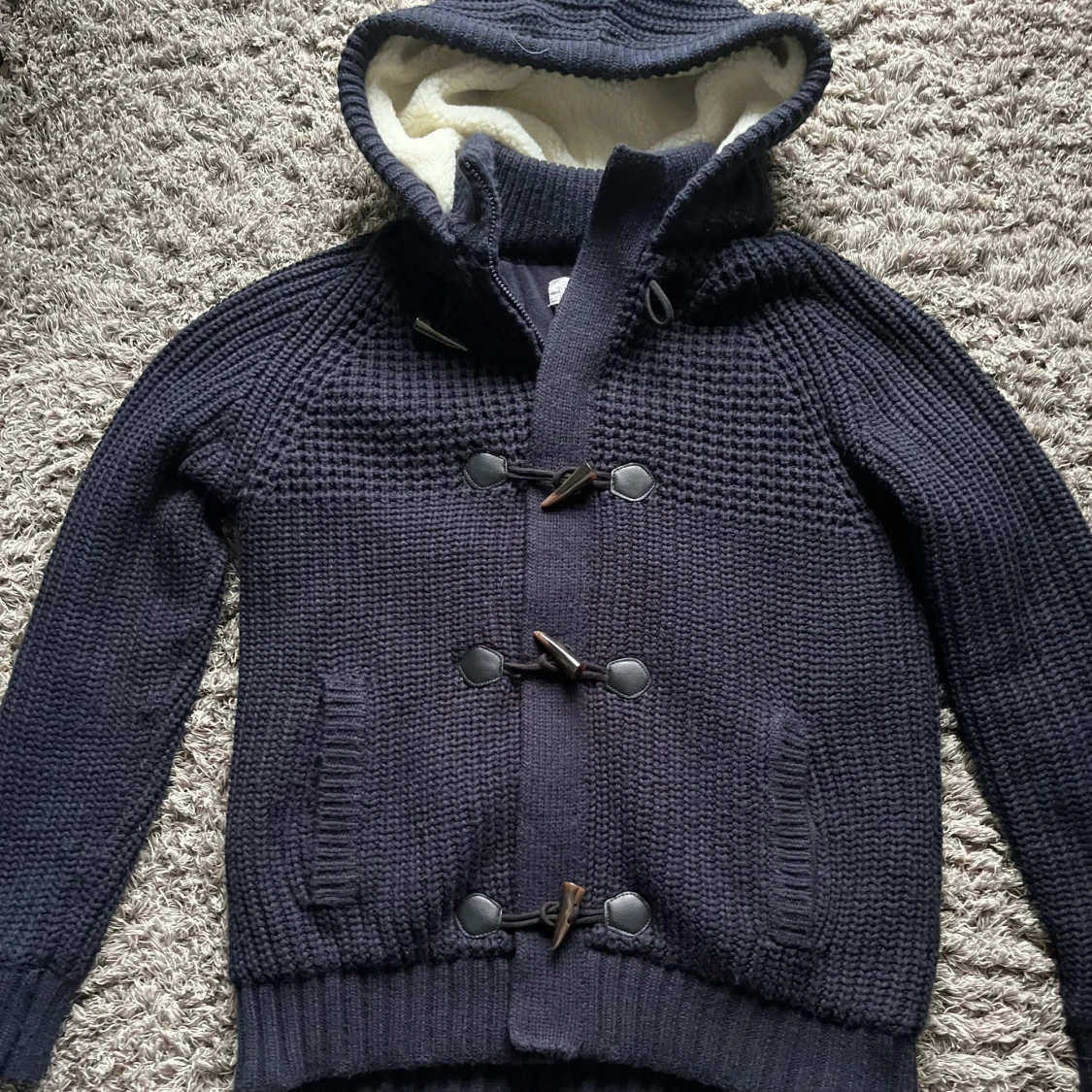 Mörkblå fodrad cardigan med huva