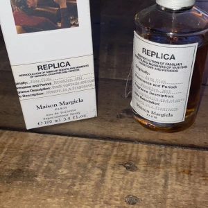 Jazz club av Maison Margiela - Säljer en flaska jazz club till ett pris på 700kr för ungefär 85ml. Nypriset ligger på 1600kr för 100ml och doften ska återskapa en jazz club därmed är den väldigt boozy samt ganska rökig till en början. 