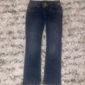 Blå jeans från LTB - Lågmidjade Ltb jeans valerie. Säljer för att de är för stora. Använda ett par gånger men ser helt nya ut☺️