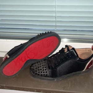 Louboutin Skor - Louboutin Skor | Skick: 7/10 | Storlek: 38 Fits 39 | Pris: 1499kr | Box ingår | Öppen för byten mot Lanvins Uk 5 | Pris kan diskuteras | Hör av er vid mer frågor | Mvh Leon
