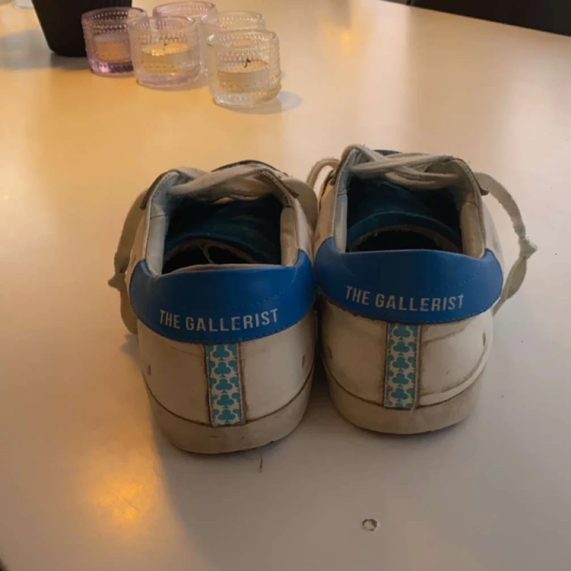 Vita sneakers med blå detaljer från The Gallerist - 2