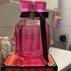 Victoria's Secret Bombshell Eau de Parfum - Säljer min Victoria’s Secret Bombshell parfym! Flaskan är 100ml 💐💐 