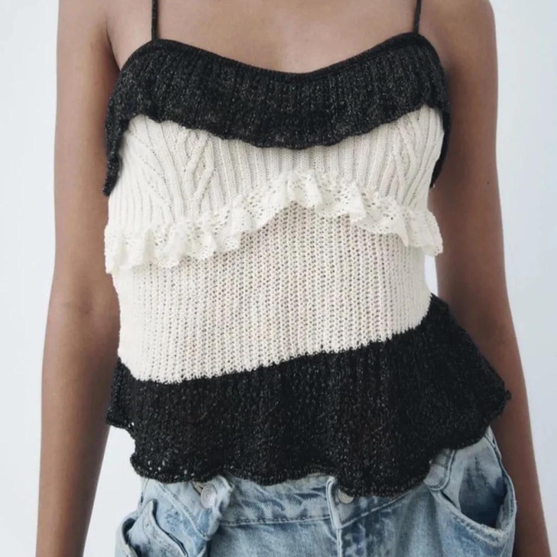 Stickad topp med volanger