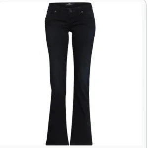 Mörkblå bootcut jeans - De vanliga jeansen från LTB i modellen valarie. De är mörkblåa. Använda men fortfarande som nya. Skriv vid frågor. Köpta för 800kr. Storlek 24/32