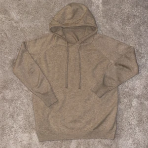 ”Grisch” Merinoul hoodie beige - Säljer en riktigt stilren och grischig beige merinoul hoodie med huva. Perfekt för en avslappnad look. Tröjan har långa ärmar och ribbade muddar vid ärmslut och nederkant. Storlek Xs. Skick: 8,2/10✅ Hör av er vid funderingar!