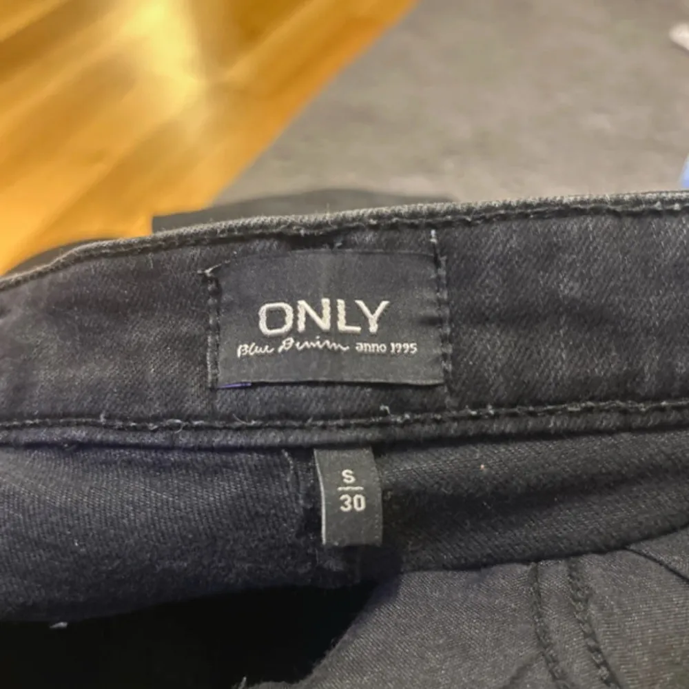 Snygga svarta jeans från ONLY med en klassisk design. De har en hög midja och en straight passform som ger en stilren look. Perfekta för att matcha med olika toppar och skor.. Farkut & Housut.