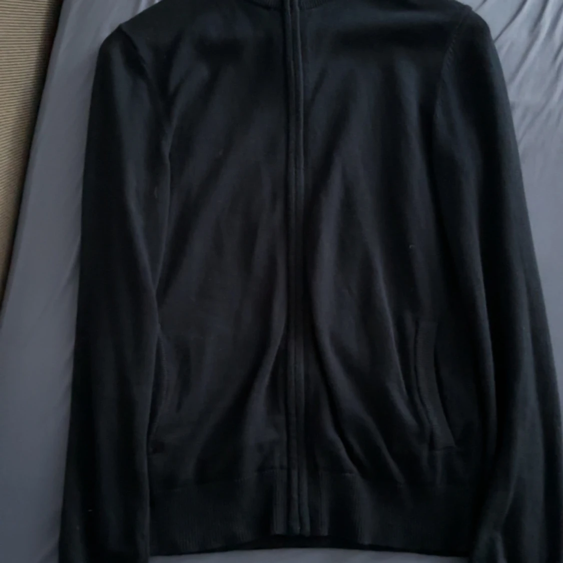 Svart och grå kofta med dragkedja