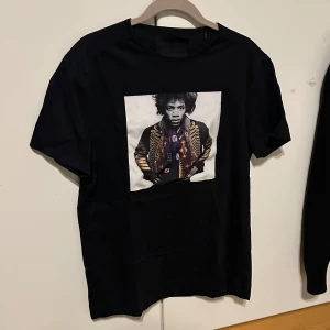 Svart t-shirt med tryck från Limitato - Snygg svart t-shirt från Limitato. Storlek M. Priset kan diskuteras! Hör av er vid minsta fråga!