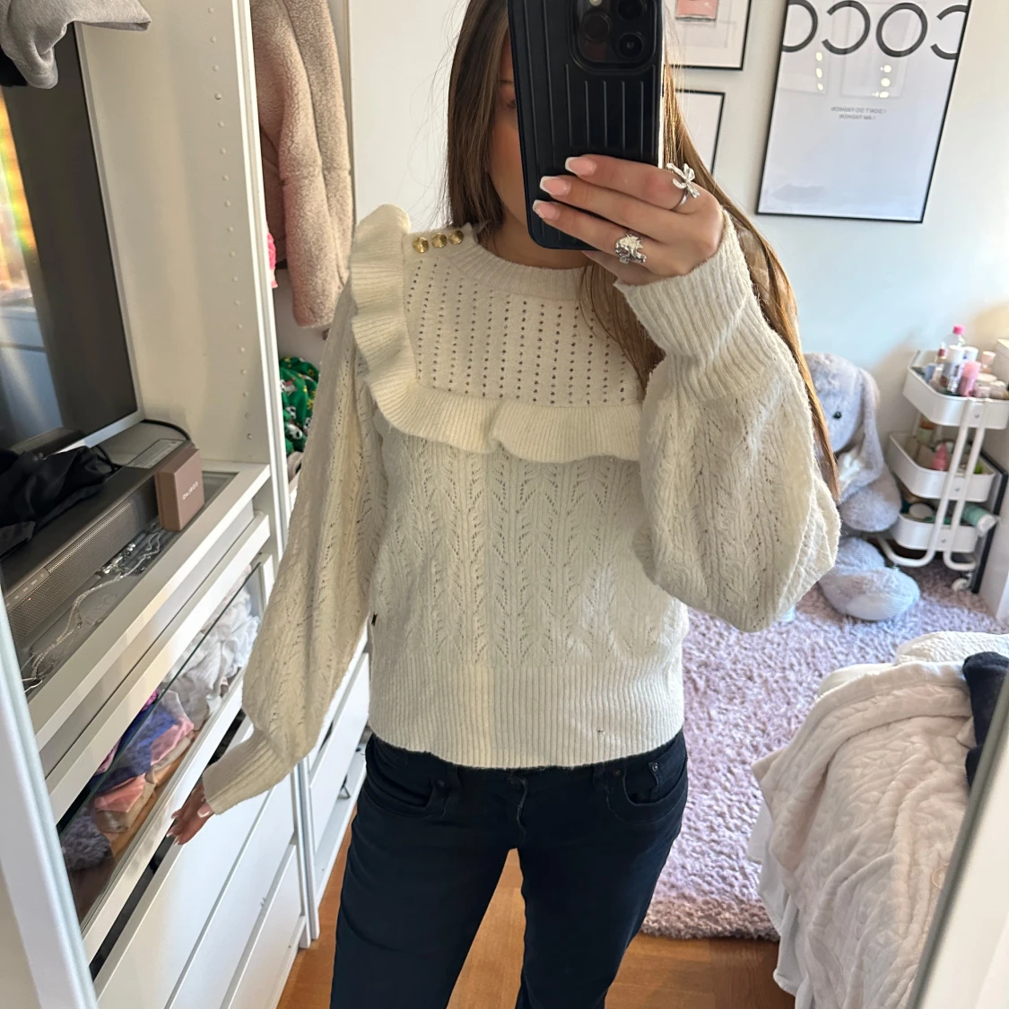 Vit stickad tröja med volangdetalj