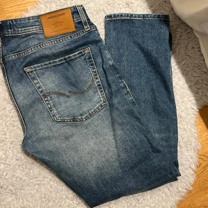 Jack&Jones Jeans  - Säljer ett par mycket fräscha jeans från Jack&Jones i strl 31,30. I mycket fint skick !! Hör av dig vid frågor eller ev funderingar ✨✨