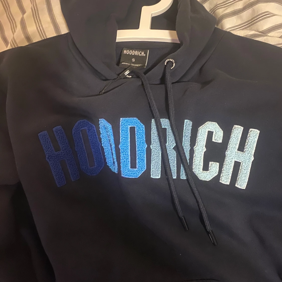 Mörkblå hoodie från Hoodrich - 1