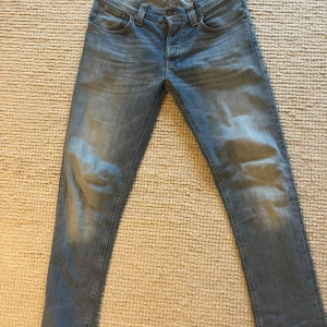 Ljusblå jeans Nudie Jeans  - Säljer mina ljusblå nudie jeans som är i storlek L32:W30 men sitter precis som 30:30👌🏻Dom är i modellen slim fit och nypris ligger på ca 1500😁Inga slitningar eller andra skador, priset är diskutabelt😃