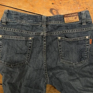 Mörkblå jeans från Milano Jeans - Snygga mörkblå jeans från Milano Jeans med klassisk femficksdesign. De har en rak passform och jättefin ficka