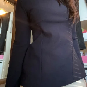 Mörkblå långärmad blus - Fin mörkblå blus